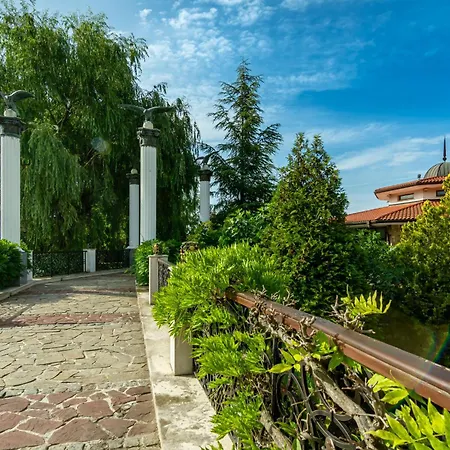 Курортний комплекс Helena Sands