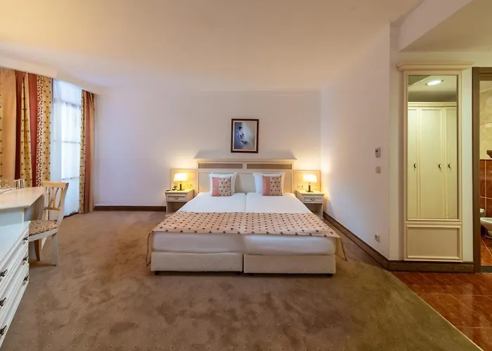 Курортний комплекс Helena Sands