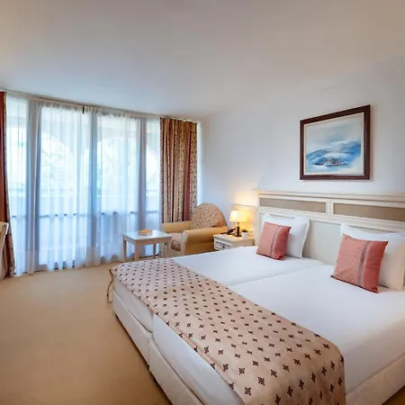 Helena Sands 5*