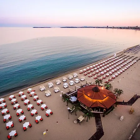 Resort Helena Sands